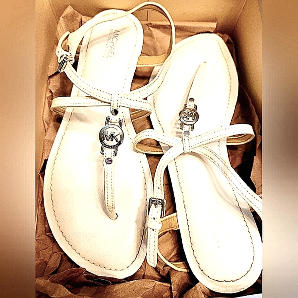 MICHAEL by Michael Kors Thong white patent leather sandals sz 8